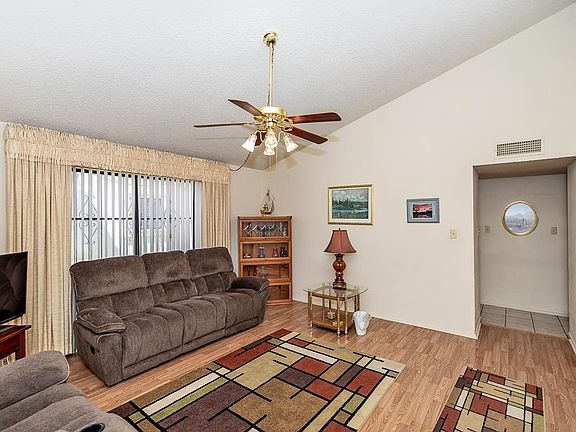 3rd image of 686 W 37th Pl