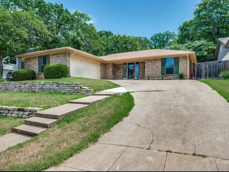 1605 Craighton Ct — Photo 2