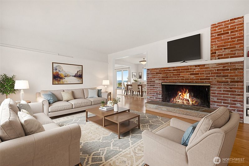 4th image of 5031 33rd Avenue W