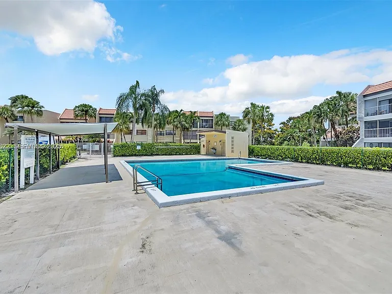 341 Lakeview Dr — Photo 8