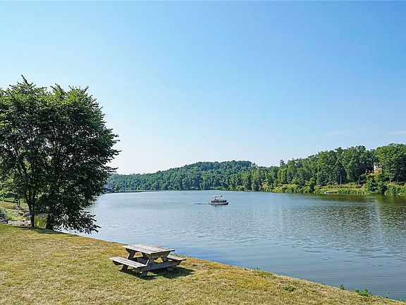4th image of 10 Lakeside Dr