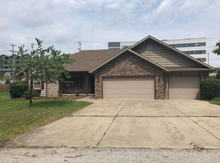 2207 E Lark St, Springfield, MO 65804