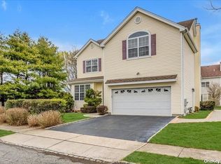 2 Currier Ave, Melville, NY 11747