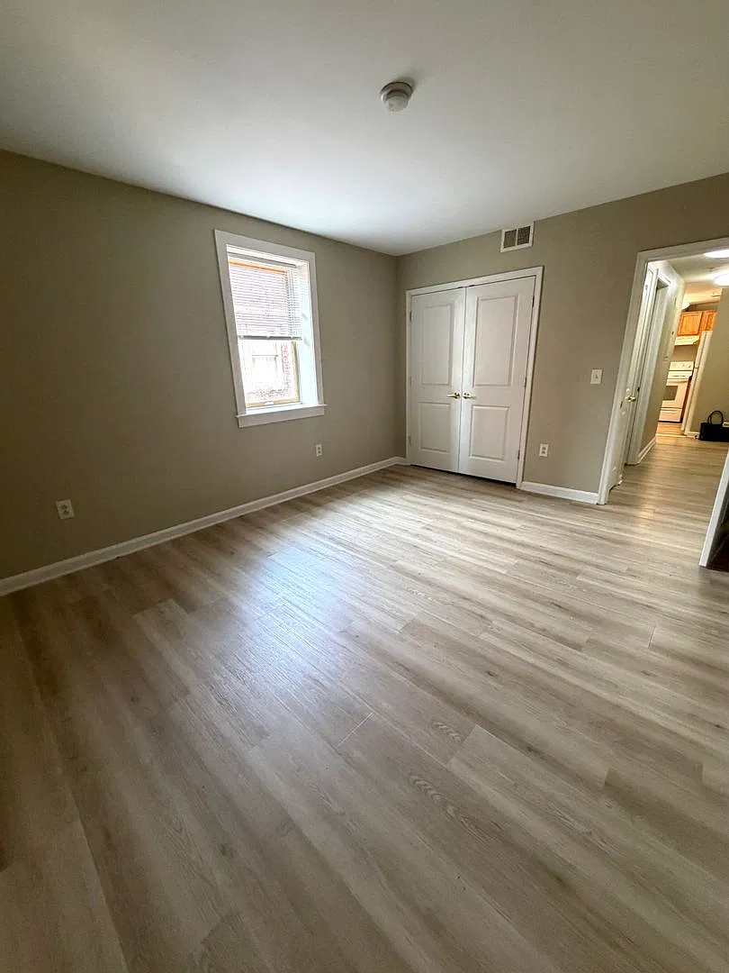 Astor Court Apartments — Photo 4