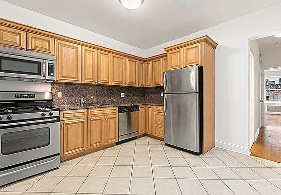 3rd image of 41 W 73rd St APT 4