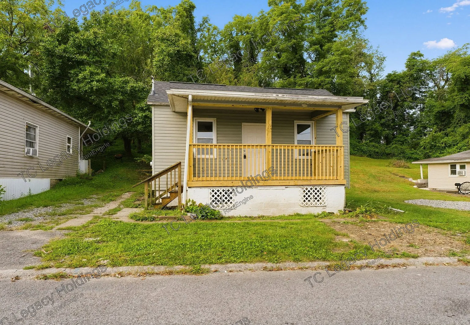 3 bed, 1.0 bath, 1304 sqft, $1,150 — Photo 1