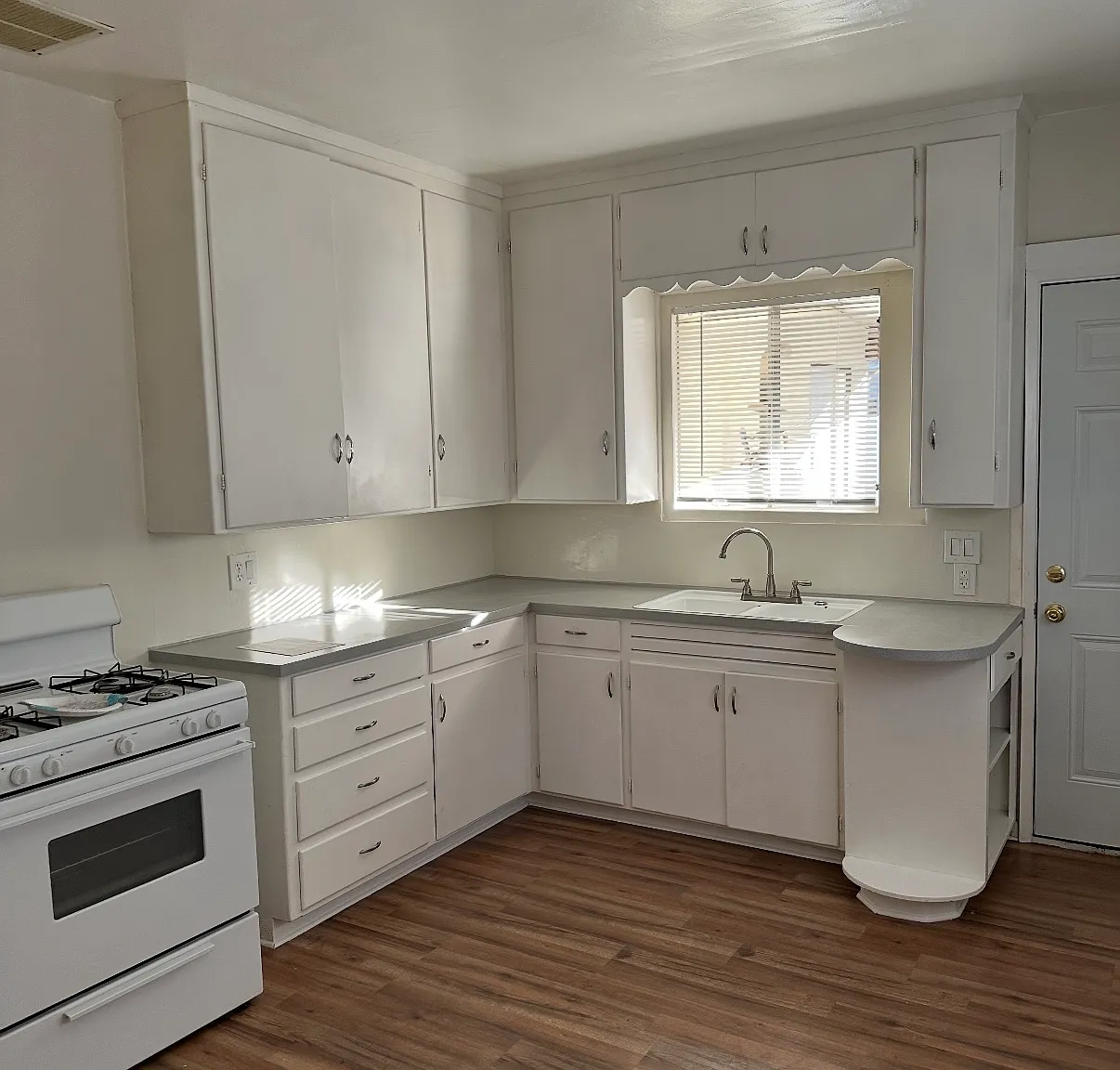 3 bed, 1120 sqft, $2,895 — Photo 3