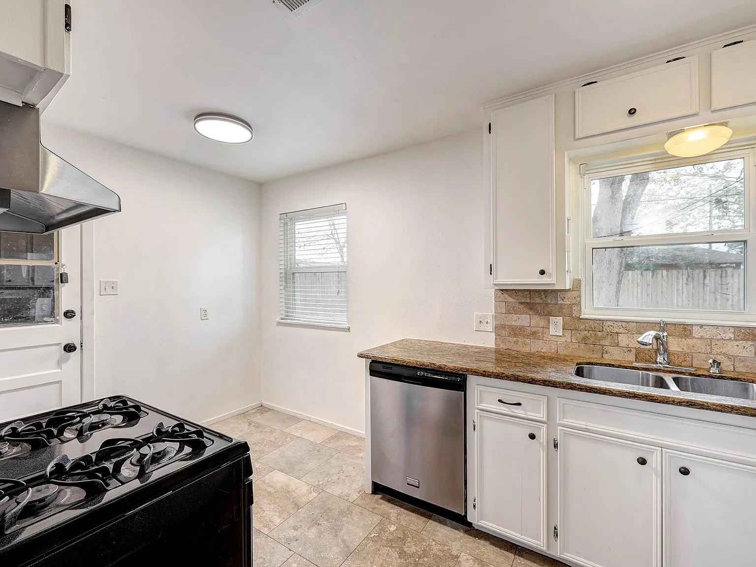 3 bed, 1.0 bath, 873 sqft, $1,925 — Photo 4