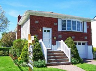 120 Vanderbilt Ave, Island Park, NY 11558