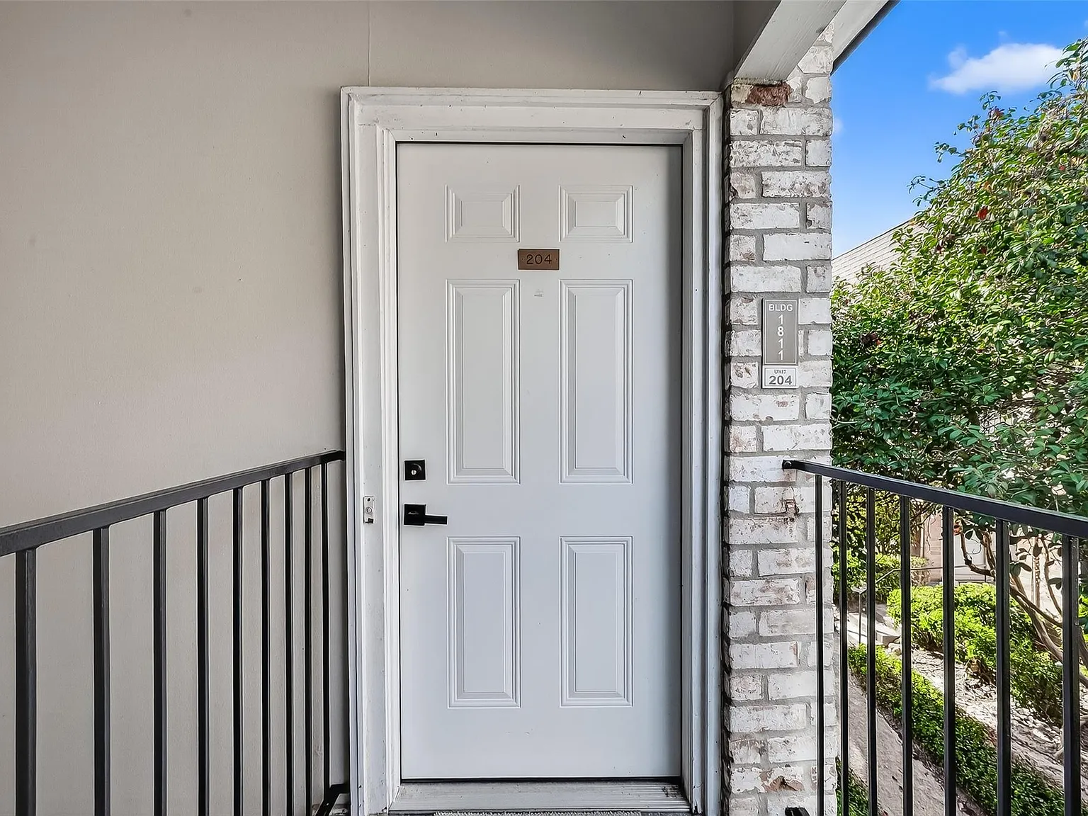 1 bed, 1.0 bath, 726 sqft, $1,300 — Photo 3