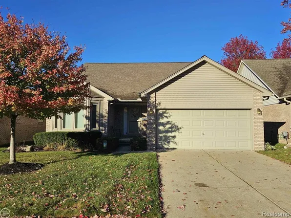 17901 Pointe Ct, Clinton Township, MI 48038