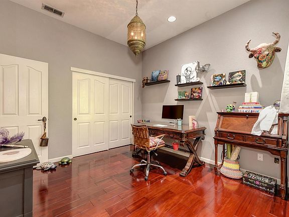 3rd image of 208 Alcott Ct