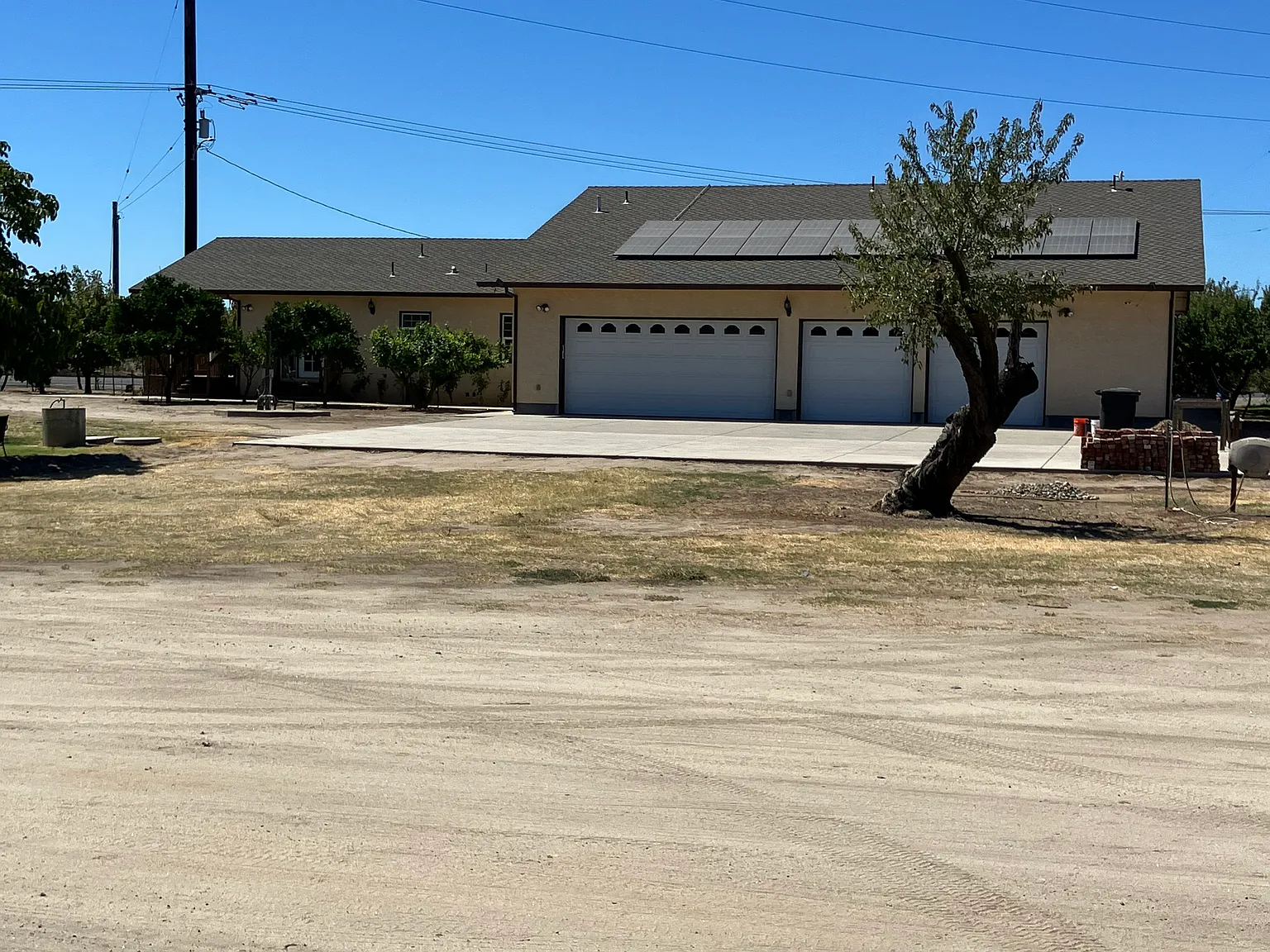 3 bed, 2.5 bath, 2514 sqft, $3,200 — Photo 2