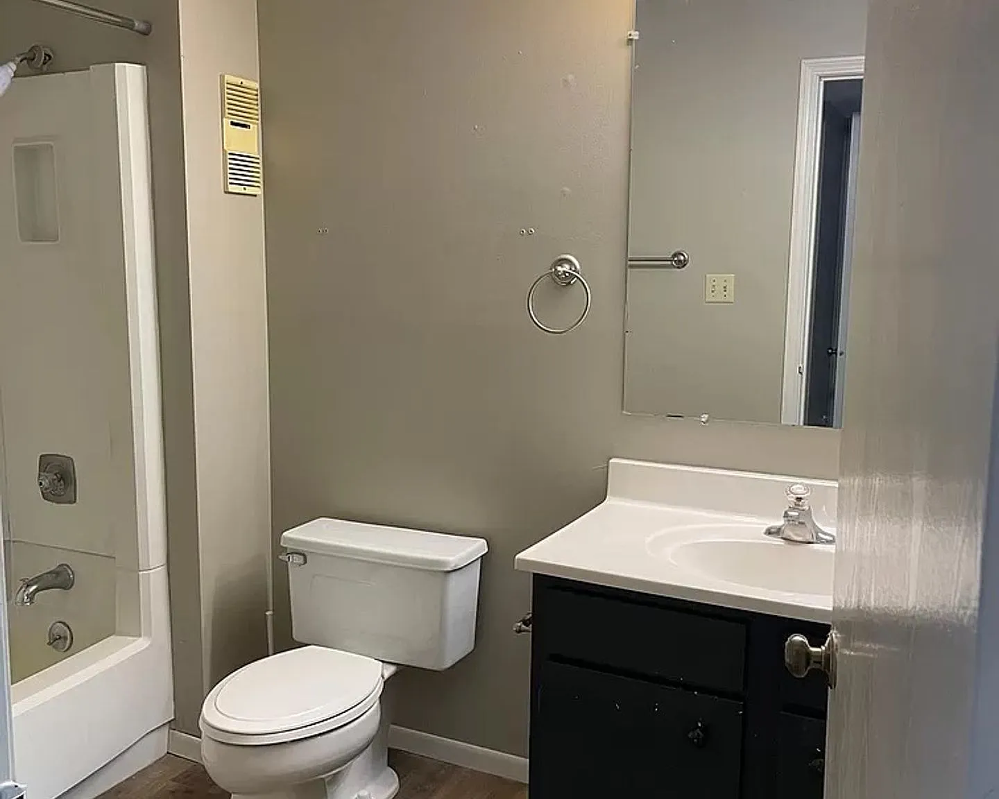 Woodhue Apartments — Photo 4