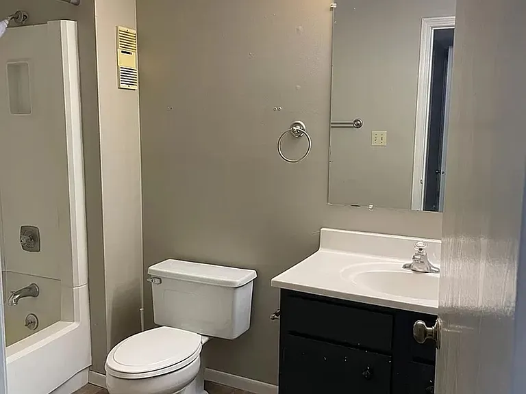 Woodhue Apartments — Photo 4