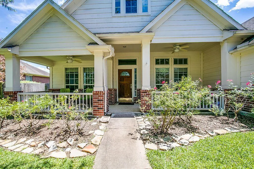 3 bed, 2.0 bath, 2410 sqft, $2,700 — Photo 3