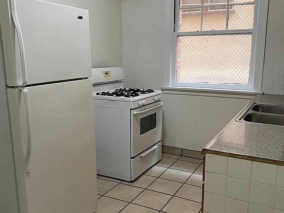 5th image of 236 S Coronado St #205