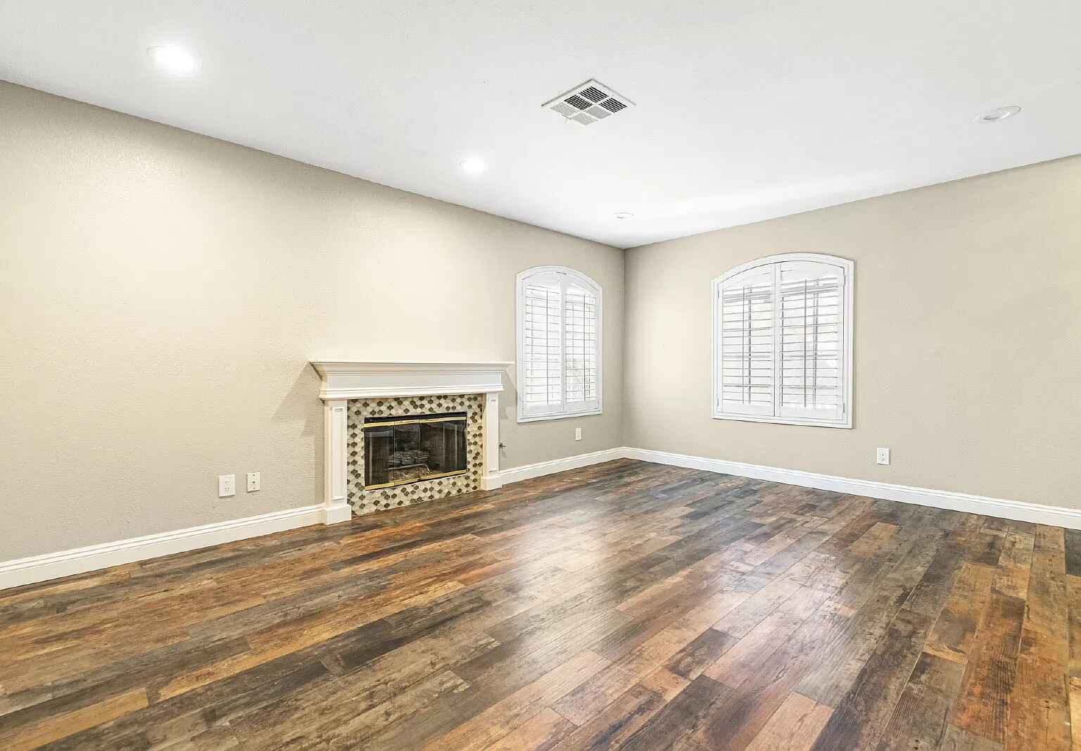 3 bed, 2.0 bath, 1408 sqft, $1,955 — Photo 4