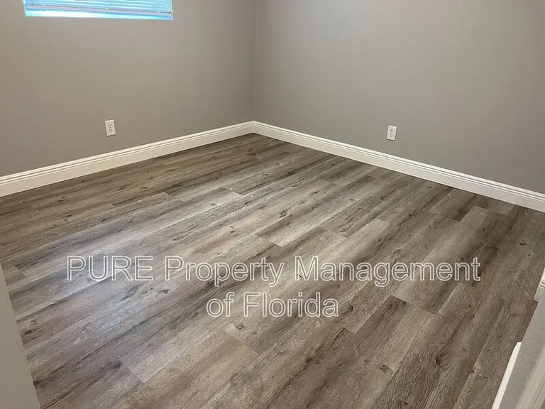 1135 NE 9th Ave — Photo 16