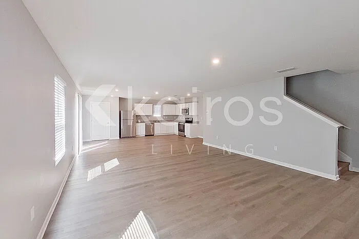 4 bed, 2.5 bath, 2376 sqft, $2,345 — Photo 4