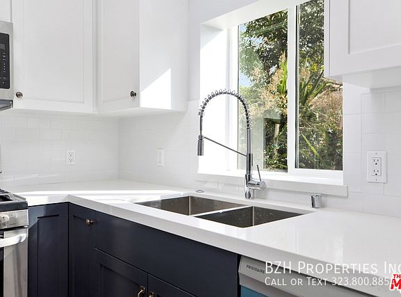 3rd image of 6032 Romaine St #2
