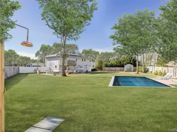 8 Westerly Ct, Hampton Bays, NY 11946