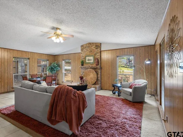207 Grass Knoll Dr, Hideaway, TX 75771