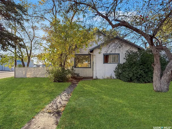 206 6th Avenue NW, Swift Current, SK S9H 0X8