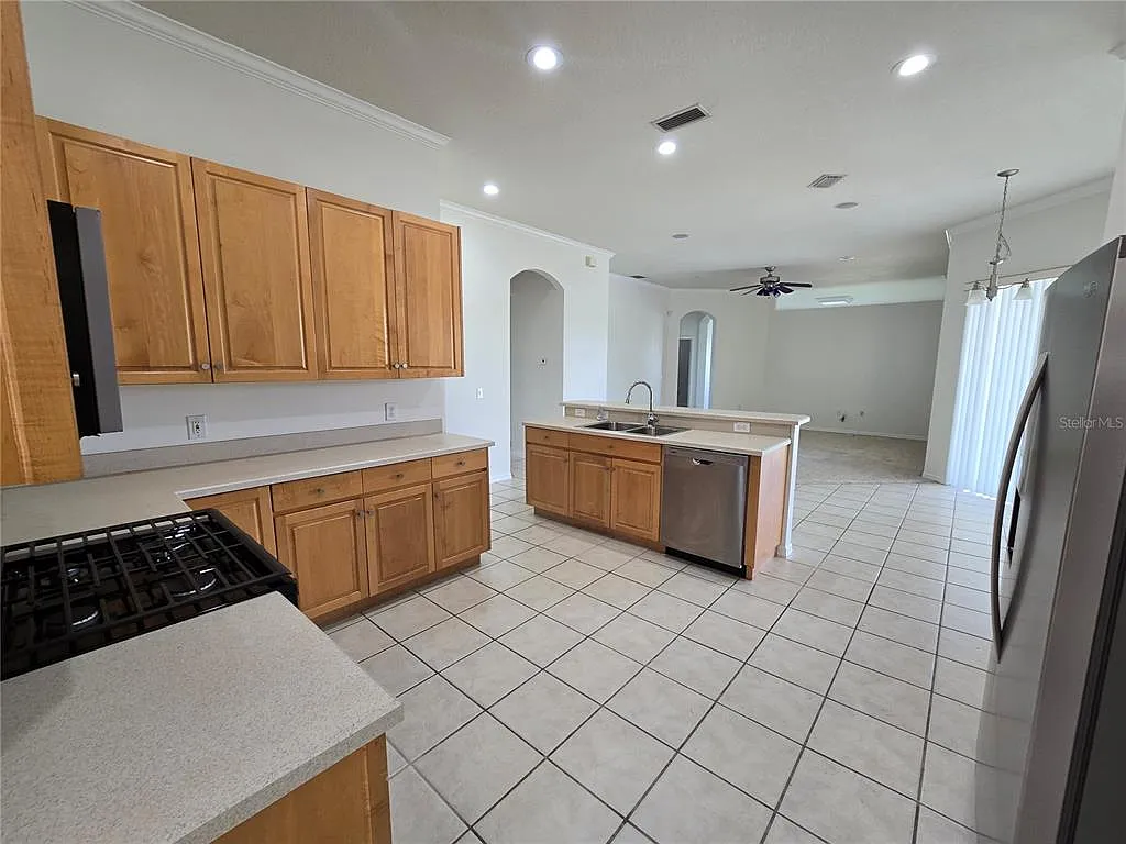5 bed, 3.0 bath, 2922 sqft, $3,000 — Photo 2