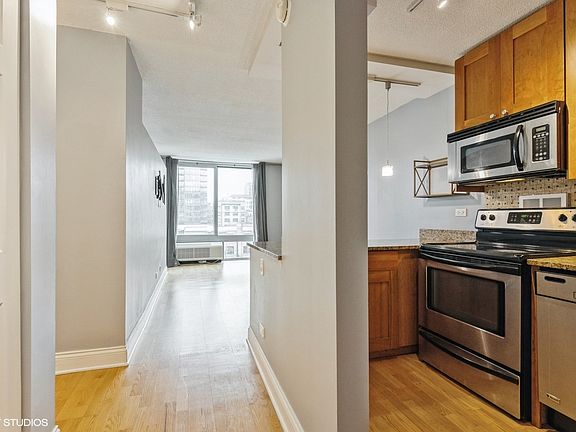 4th image of 450 W Briar Pl APT 5C