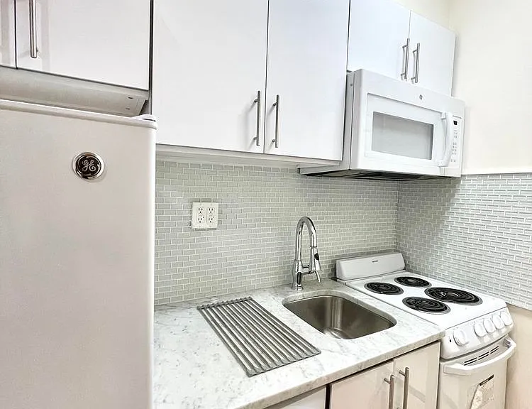 217 W 16th St #B — Photo 3