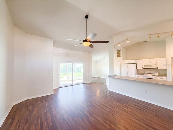 3rd image of 222 CLOVERDALE ROAD