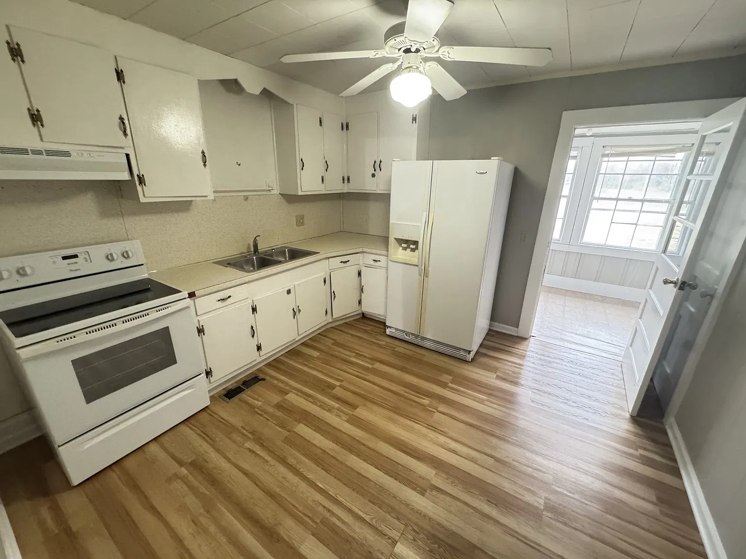 3 bed, 1.0 bath, 1100 sqft, $1,200 — Photo 3