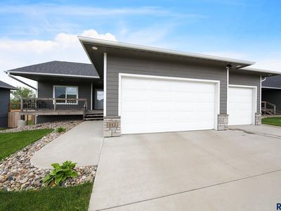 812 Trojan Ave, Hartford, SD, 57033