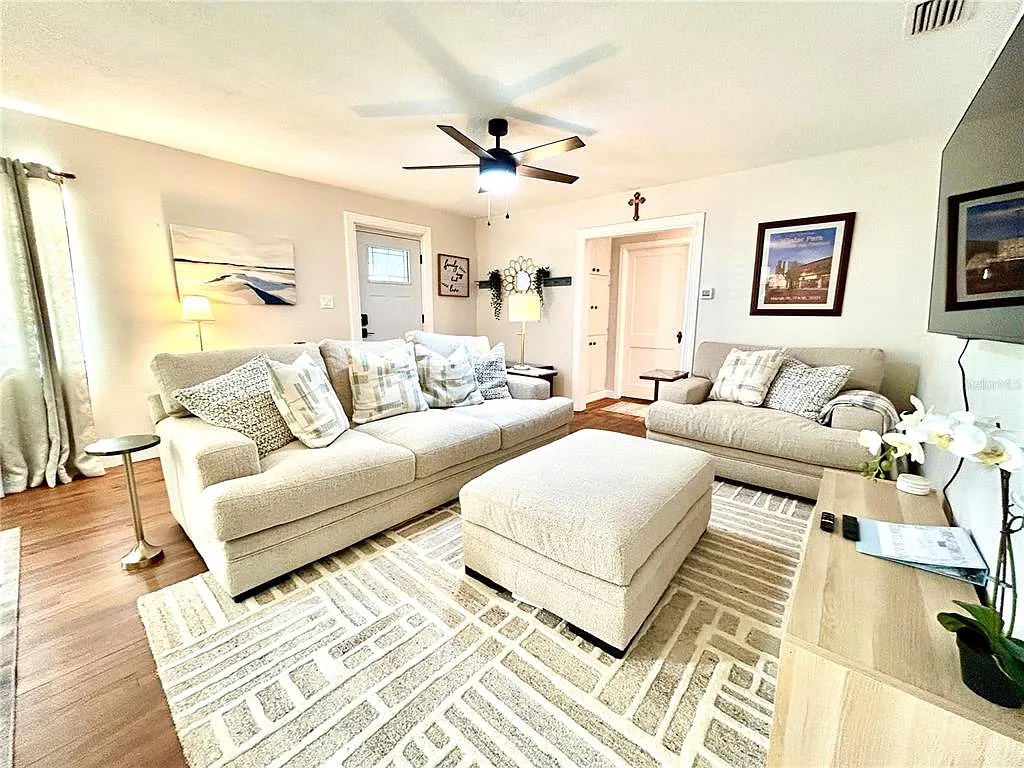 3 bed, 1.0 bath, 1160 sqft, $3,250 — Photo 2