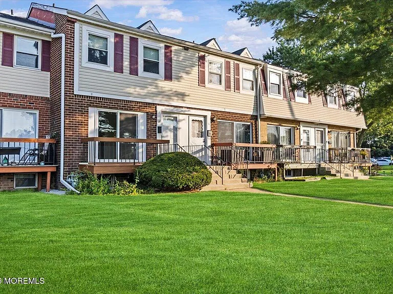 8 Primrose Ln — Photo 2