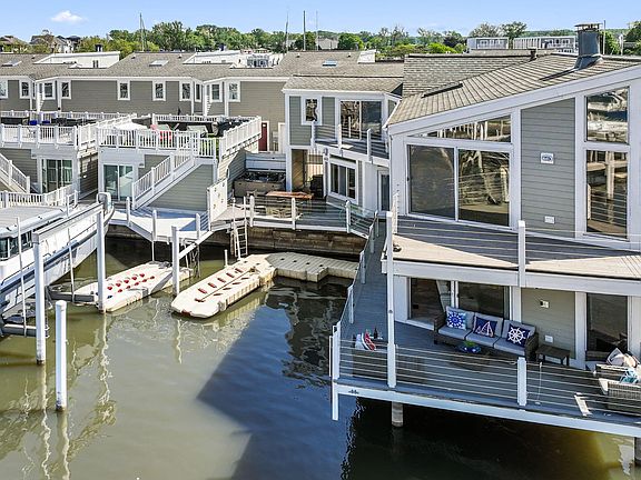 2nd image of 24 Harbor Isle Dr