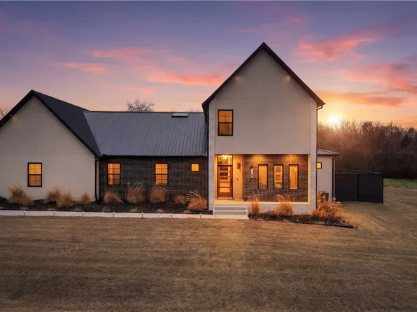 202 NE Healing Springs St, Bentonville, AR 72713