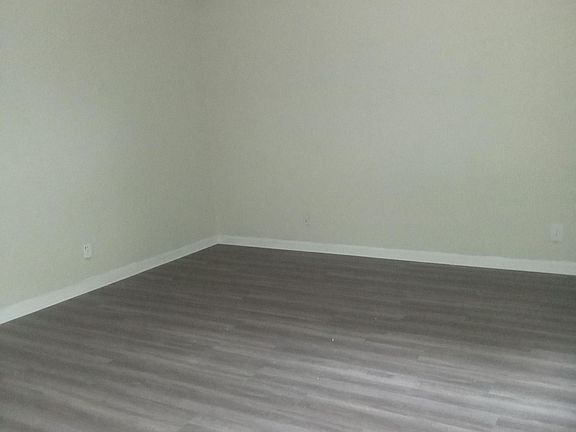 4th image of 112 Pine Creek Court Ext