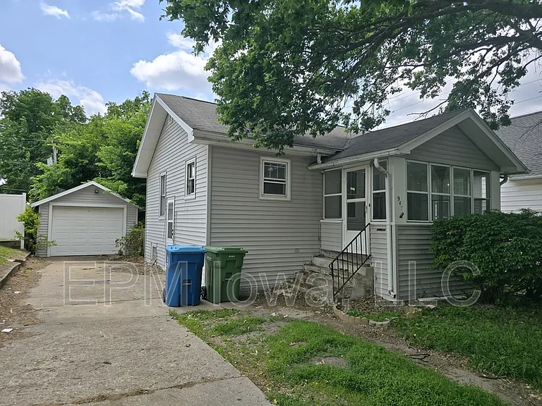 947 Newton St — Photo 1
