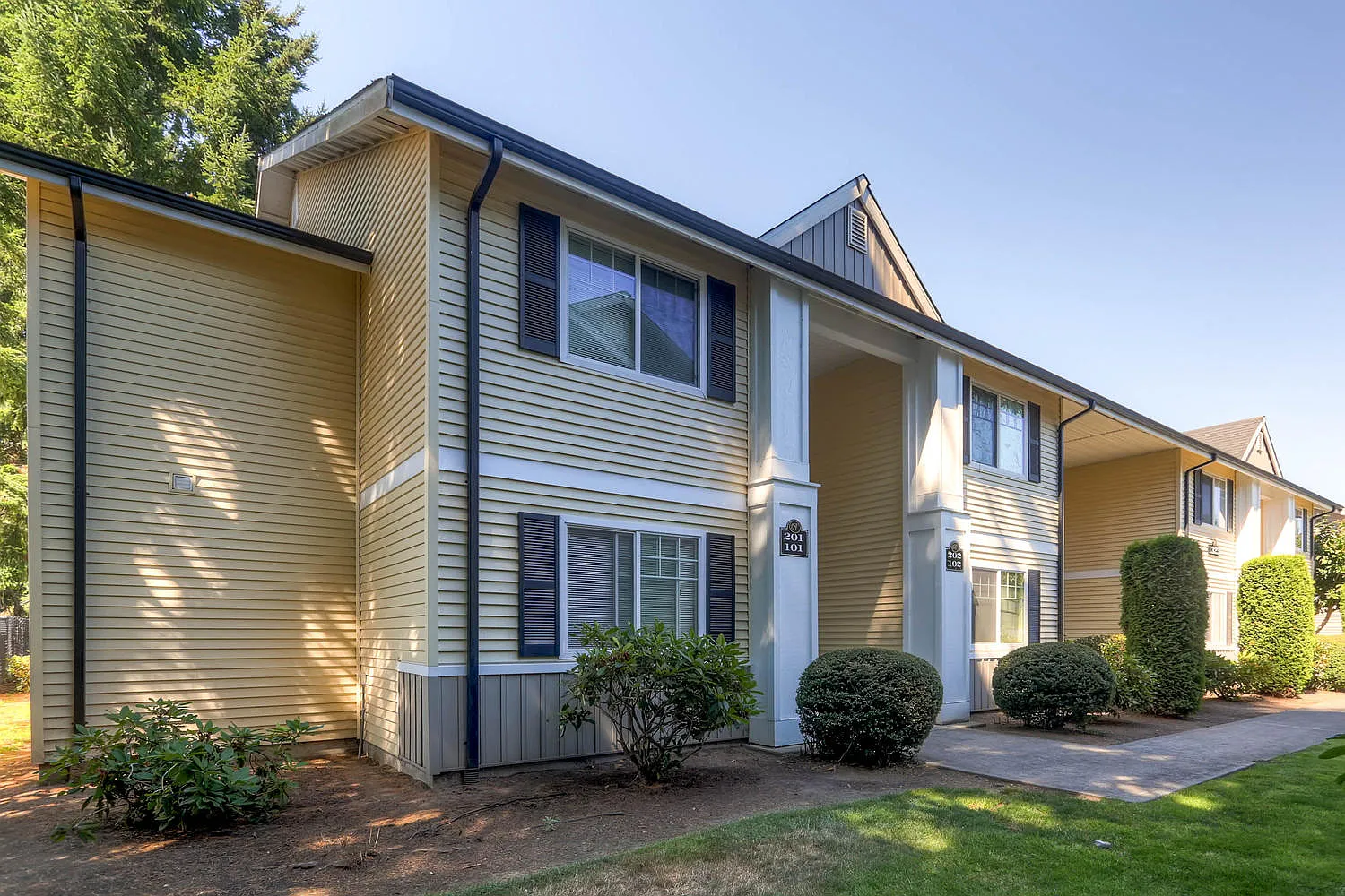 Regency Apartments — Photo 2