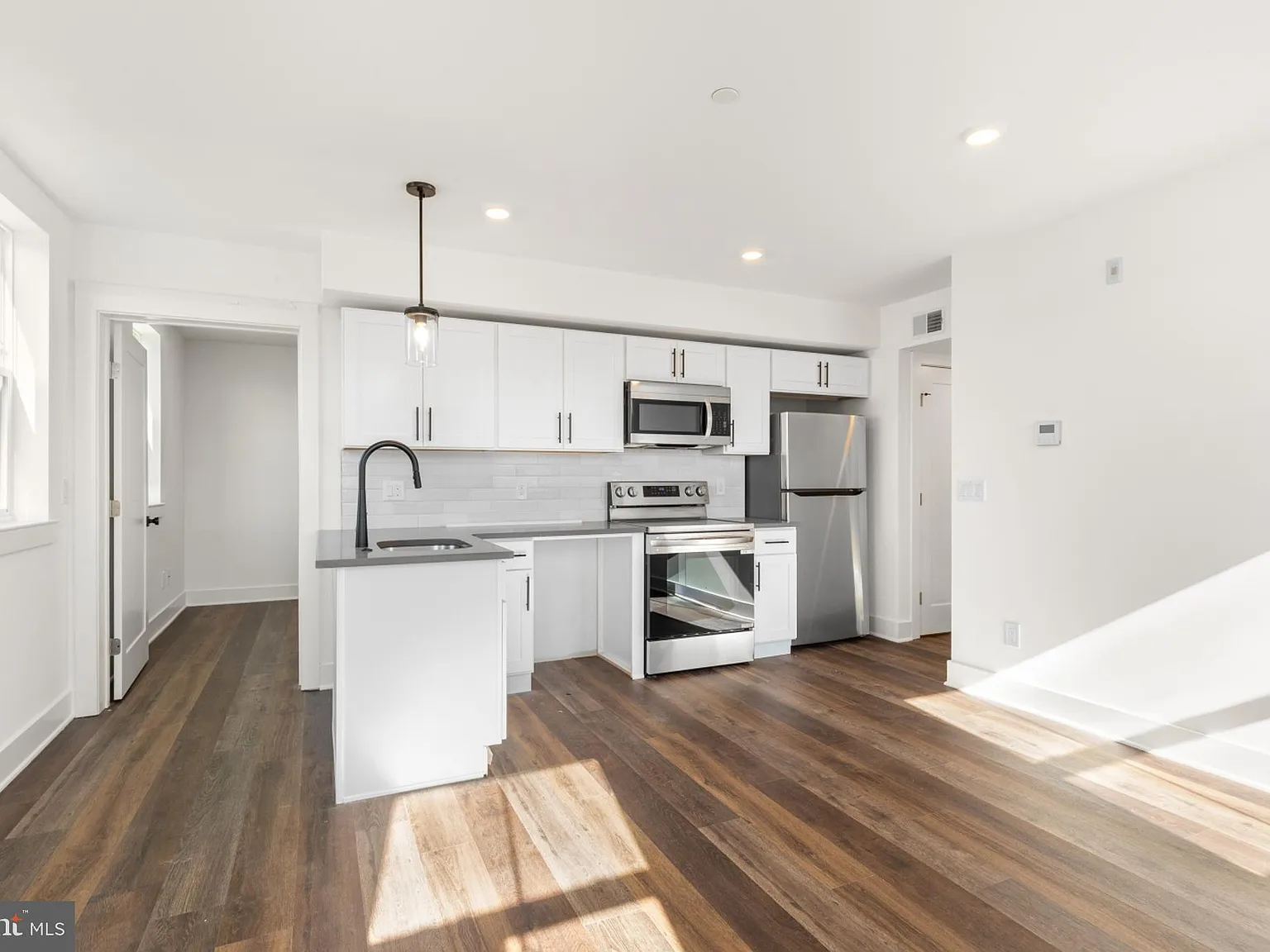 2 bed, 1.0 bath, 742 sqft, $1,695 — Photo 3