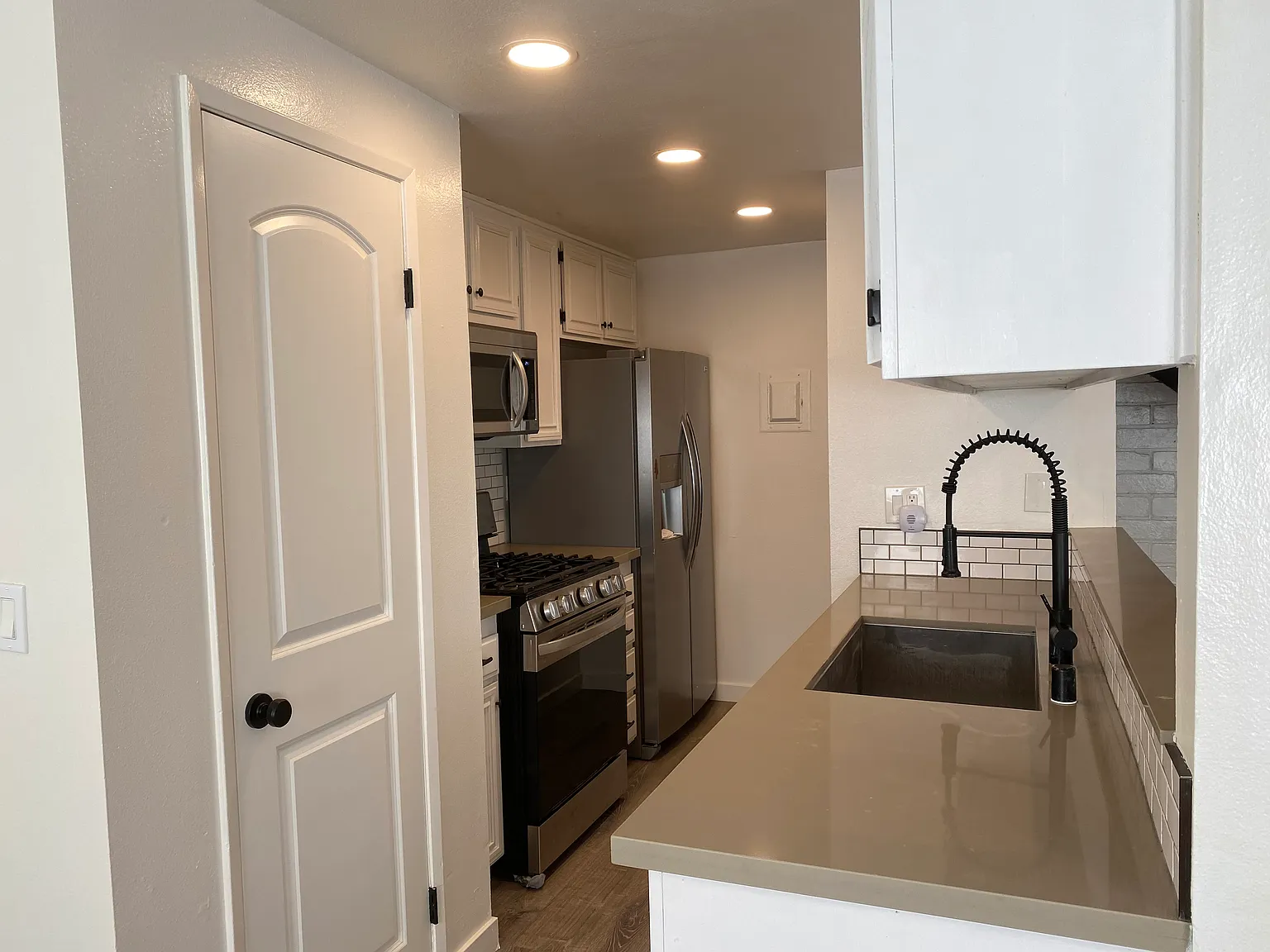 2 bed, 892 sqft, $2,500 — Photo 1