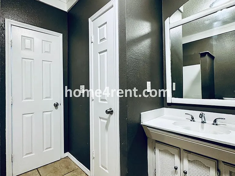 220 N Walnut St — Photo 18