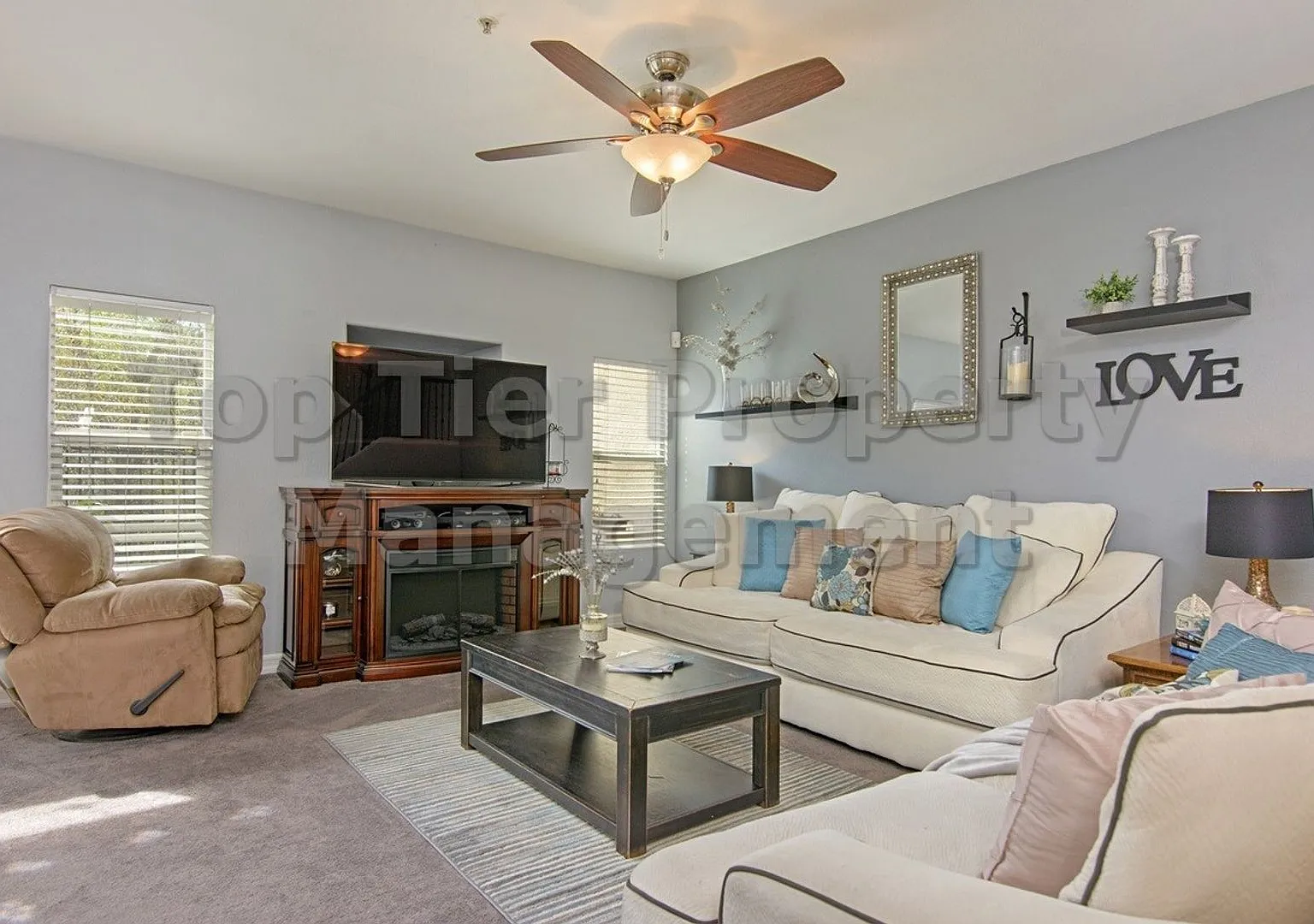 Beautiful 3 bed / 2.5 bath Townhome in Great Neighborhood - Available 10/15 — Photo 3
