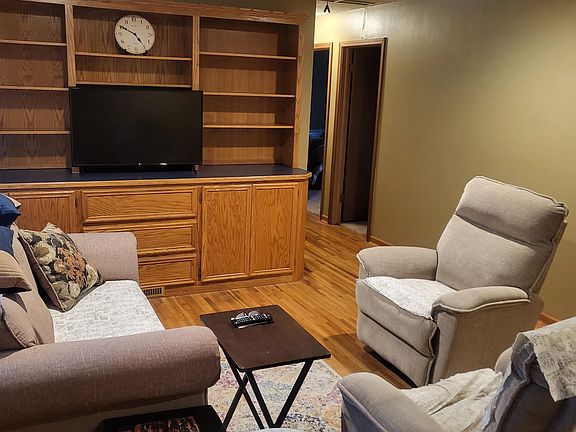 3rd image of 1110 Lyndon Rd