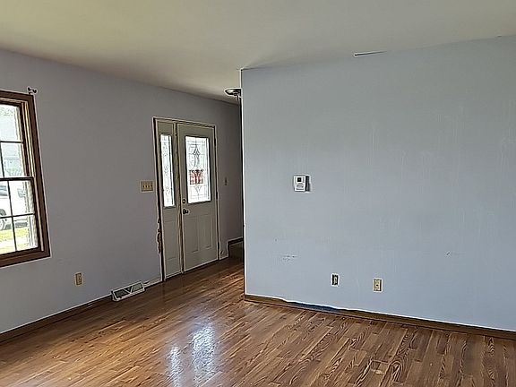 4th image of 340 Elizabeth Dr