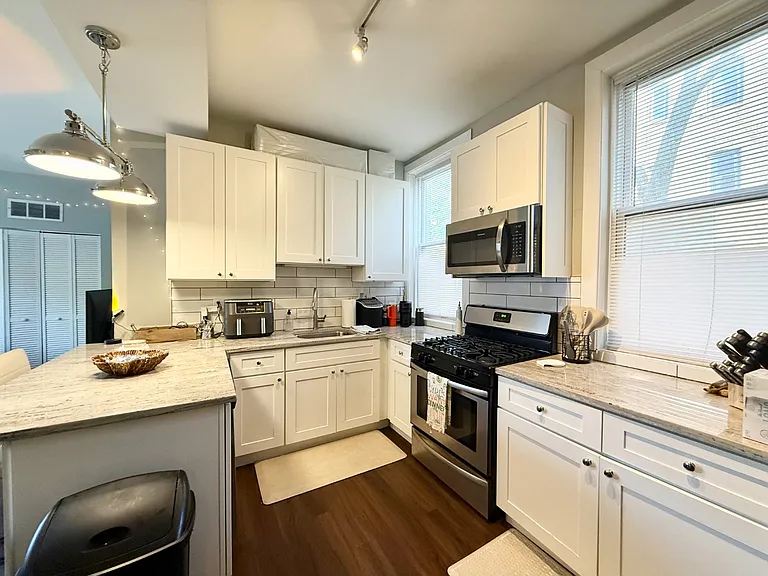 737 W Oakdale Ave #1W — Photo 2