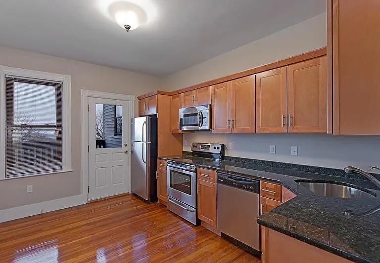 94 Gladstone St #3 — Photo 2