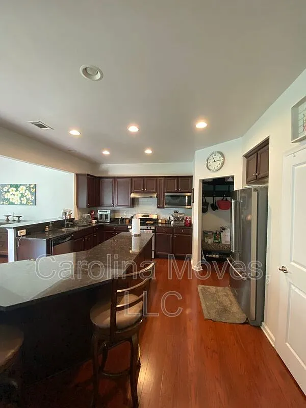 4 bed, 2.5 bath, 2384 sqft, $2,650 — Photo 1